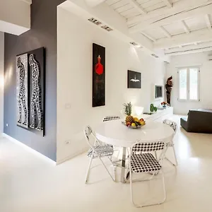 Ferienhaus Charming Flat In Centro A Con Posto Auto